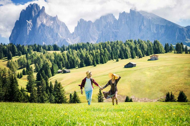 couple-of-tourists-enjoying-a-trip-in-the-nature-R8S24LN