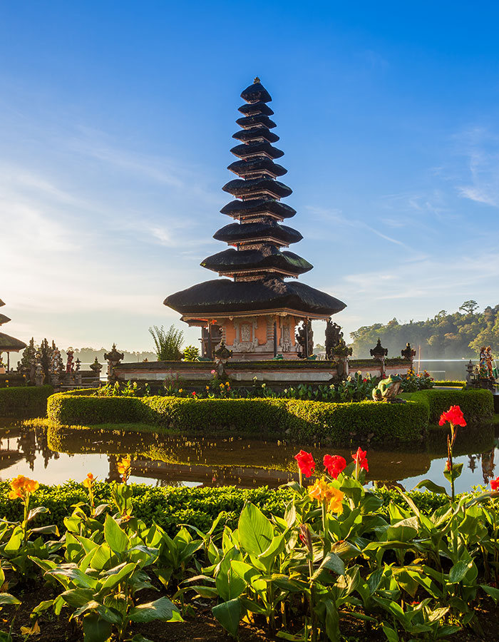 famous-bratan-temple-on-the-lake-bali-indonesia-CVXZFUK