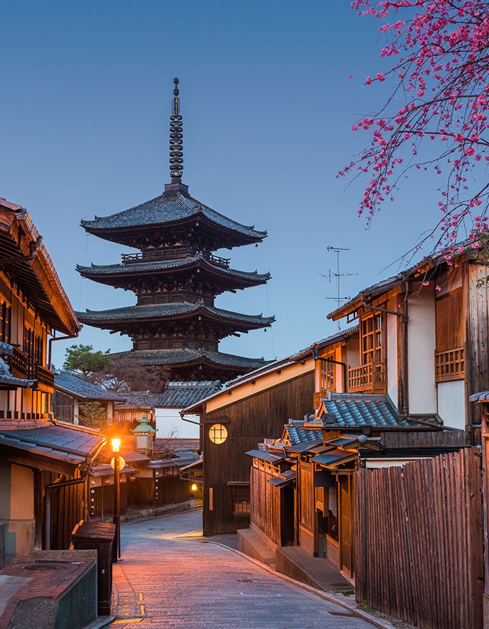 kyoto-japan-pagoda-and-street-at-twilight-YBZNVYE-e1739126535560