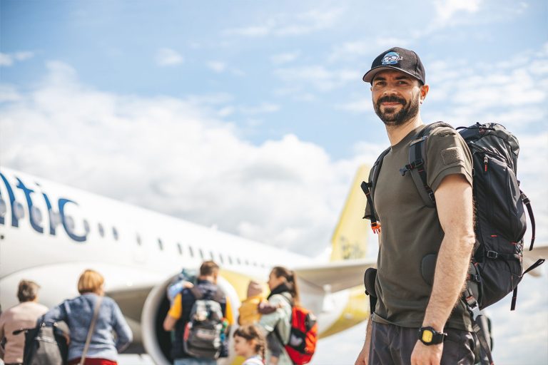 smiling-tourist-prepared-for-a-flight-S5EBYE3