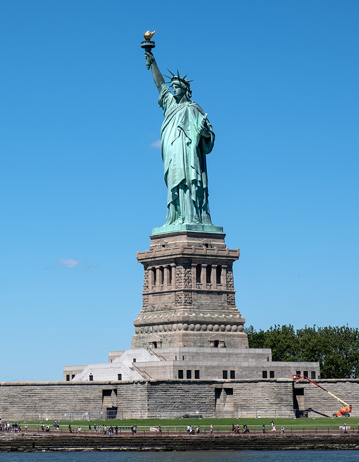 the-statue-of-liberty-at-new-york-city-8YCCBYA