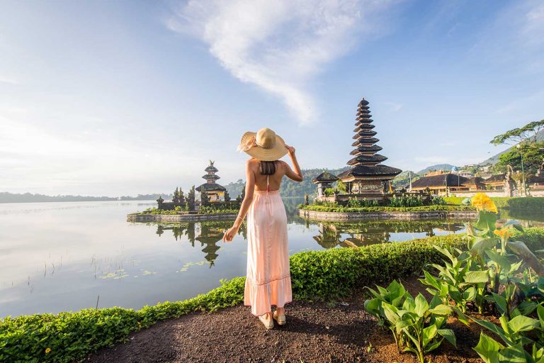 young-woman-at-the-pura-ulun-danu-bratan-bali-U9QZPUU
